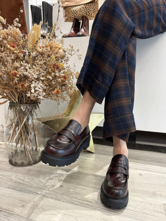 mocasín suela track burdeos