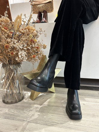 bota plataforma y tacón negra