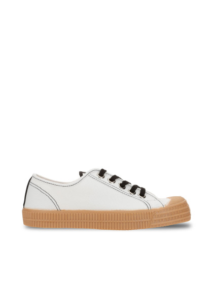 zapatilla blanca y negra