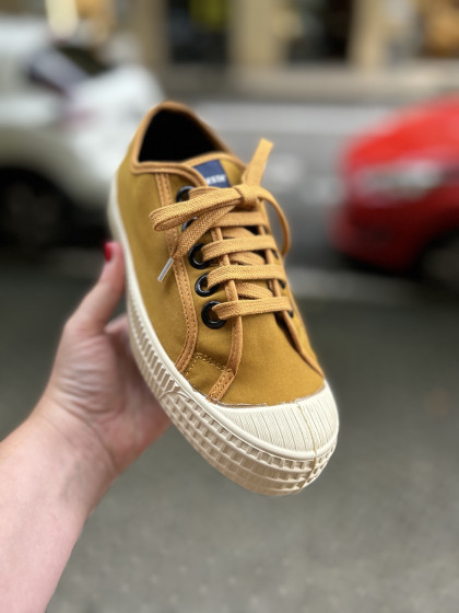 zapatilla impermeable mostaza