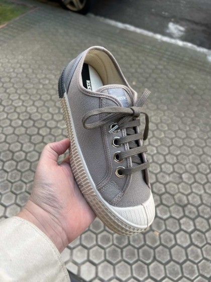 Zapatilla gris