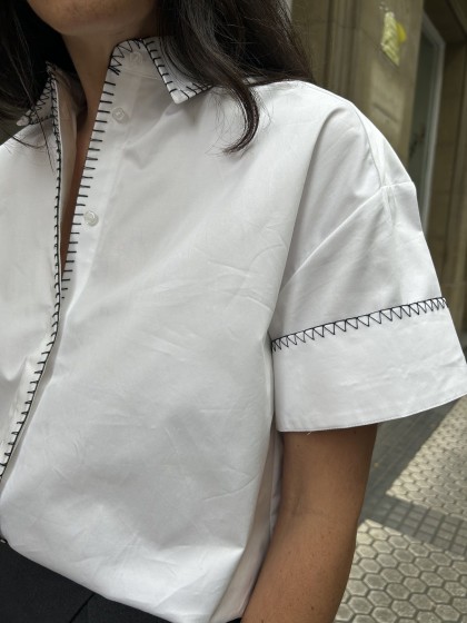 Camisa con pespunte
