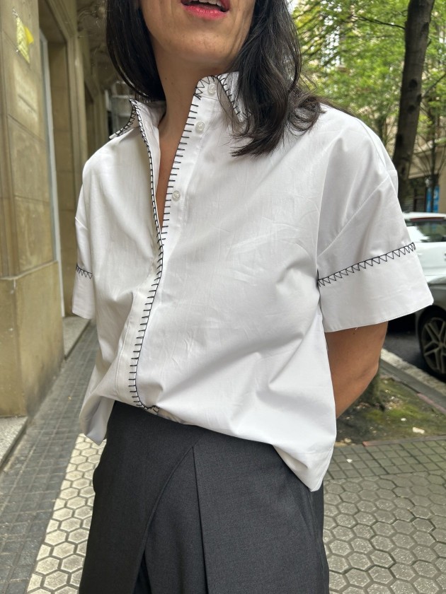 Camisa con pespunte
