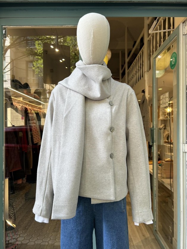 Chaqueta corta gris clara
