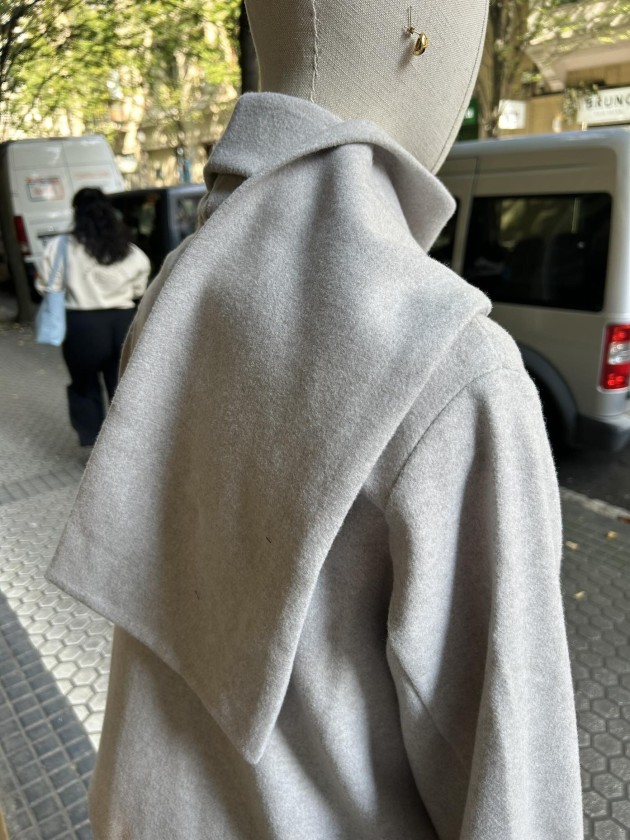 Chaqueta corta gris clara