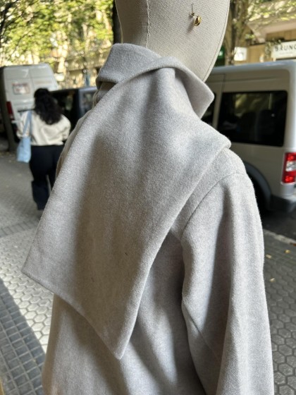Chaqueta corta gris clara