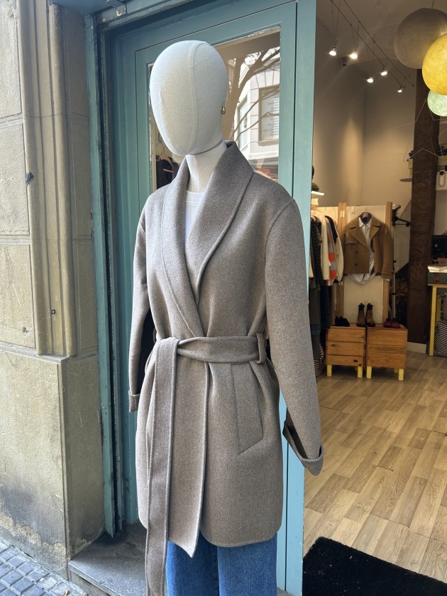 Abrigo marrón grisáceo