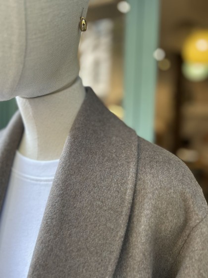 Abrigo marrón grisáceo