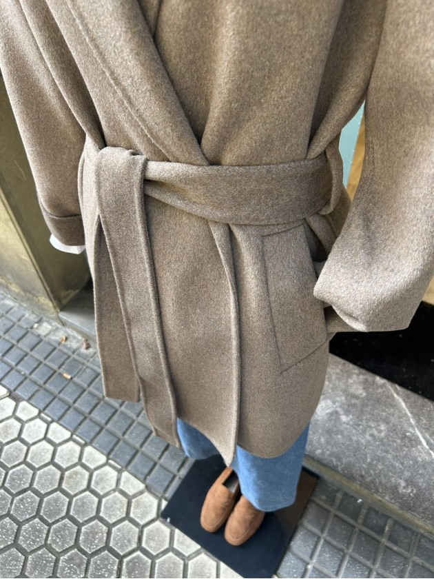 Abrigo marrón grisáceo