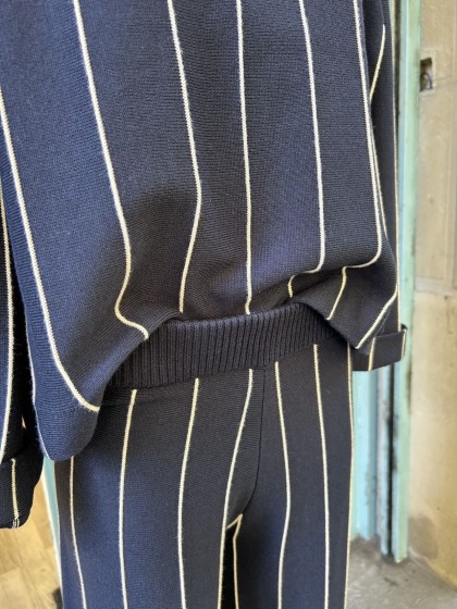 Pantalón de punto a rayas