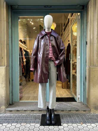 Gabardina charol burdeos