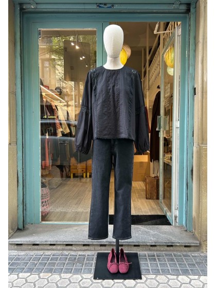 Blusa encaje negra