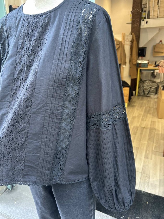 Blusa encaje negra