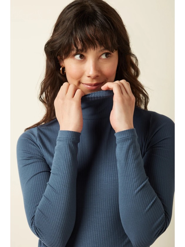 Camiseta cuello alto azul