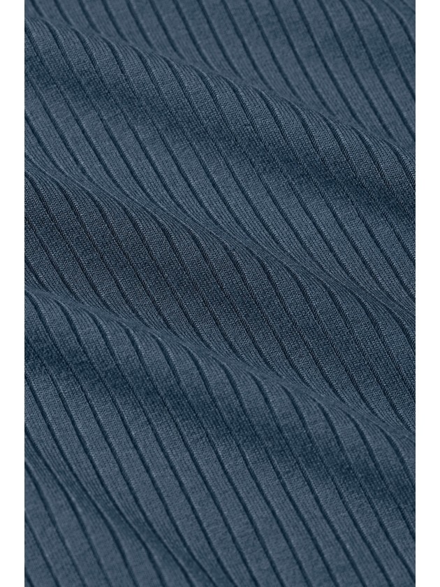 Camiseta cuello alto azul