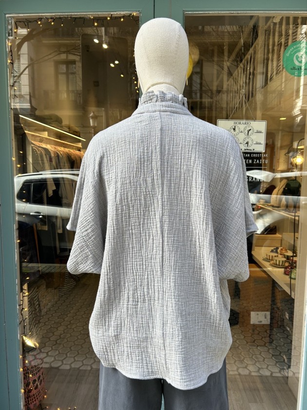 Camisa volante gris